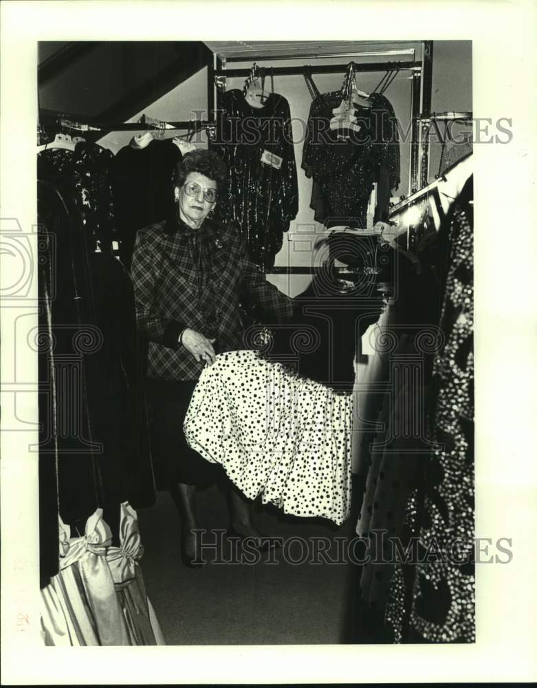 1987 Press Photo Odell McManus, sales lady at the Maison Blanche store- Historic Images