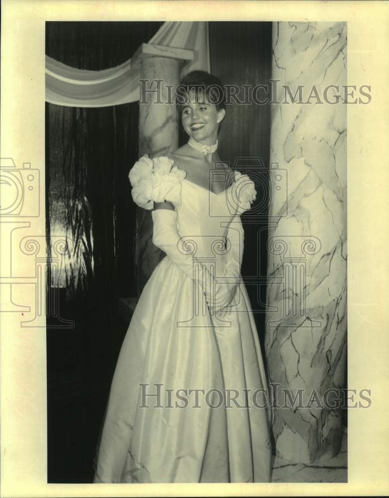 1992 Press Photo Bachelor&#39;s Club - Leslie McMillan- Historic Images