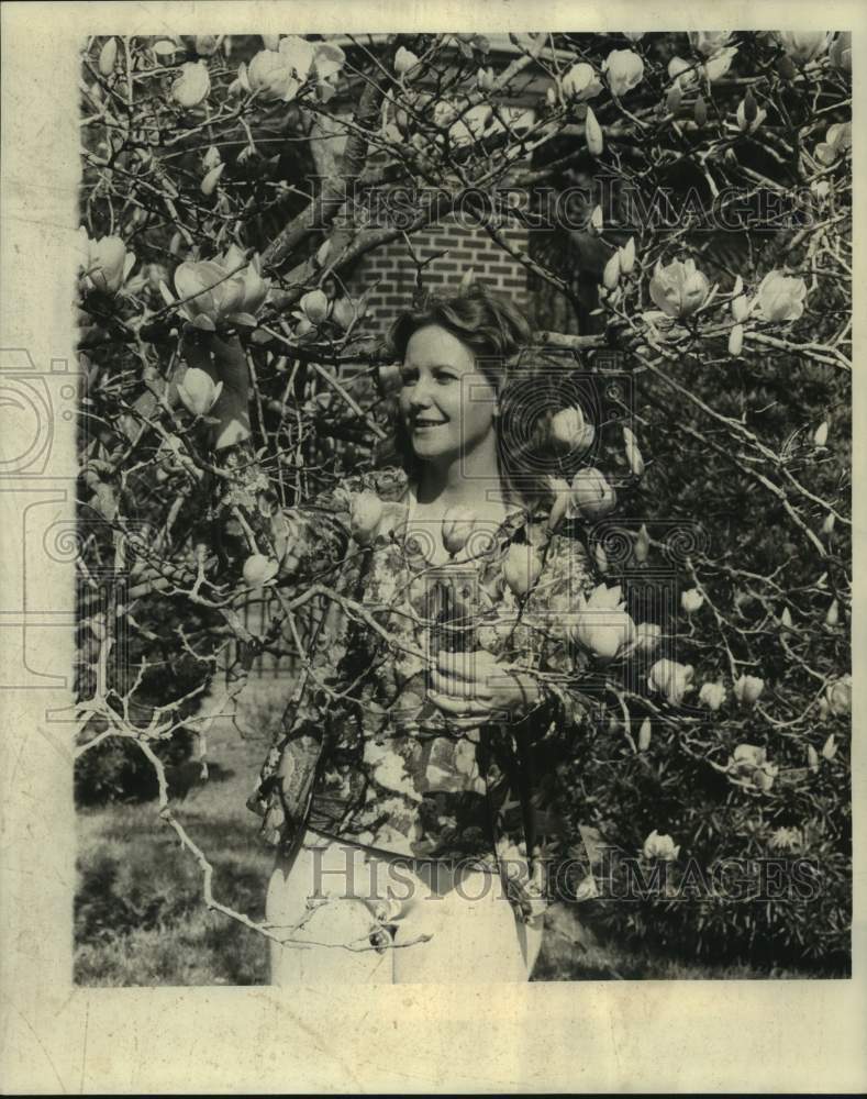 1976 Press Photo Joan Menard admires Japanese Magnolia tree at Audubon Park- Historic Images