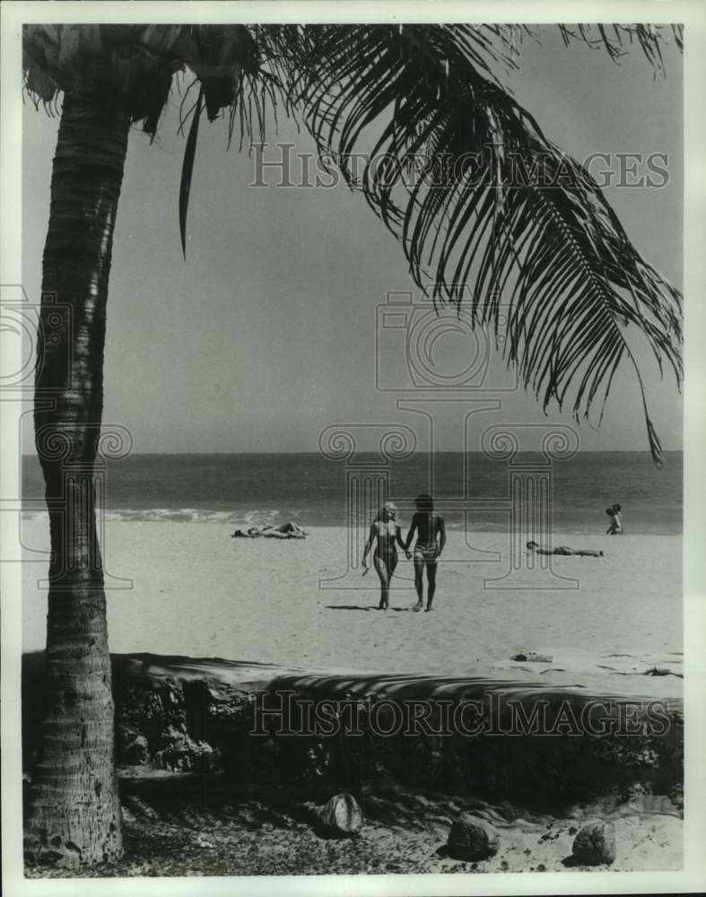 Press Photo Tourists enjoying the white sand beach in Miami, Florida- Historic Images