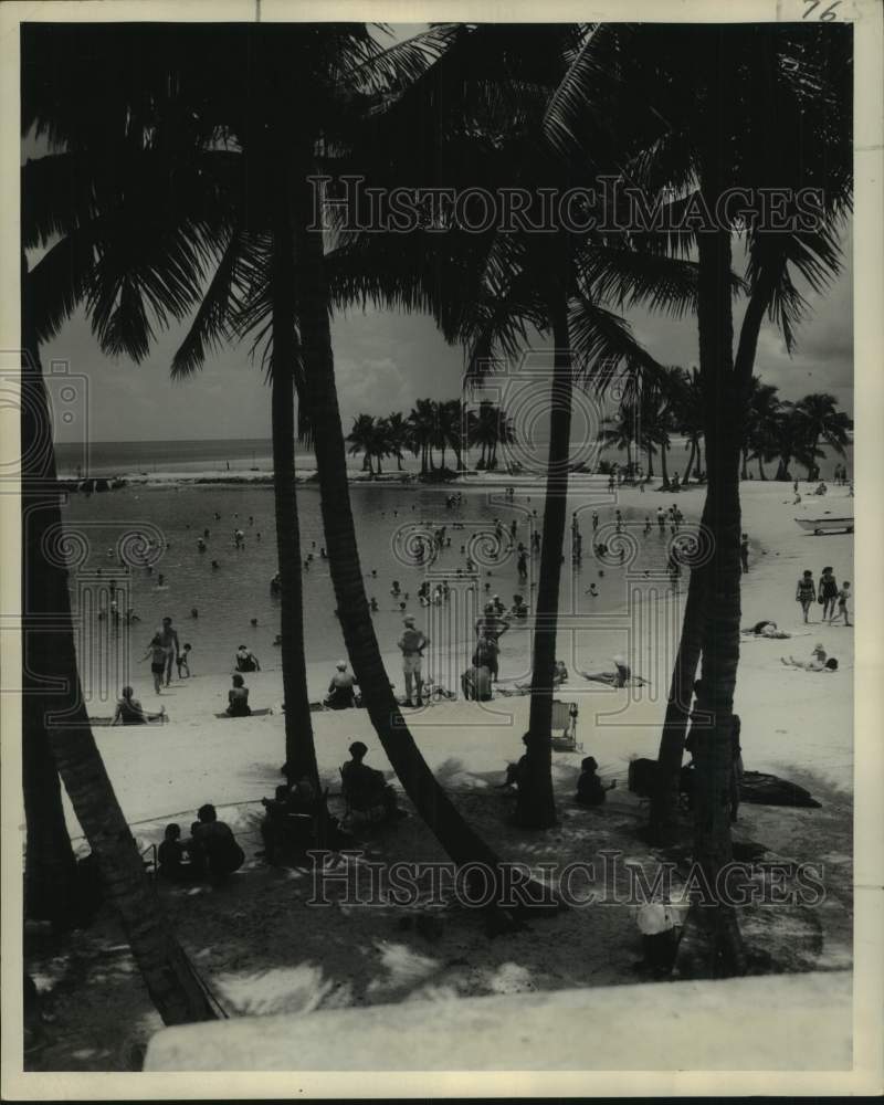 1955 Press Photo Tourists shown enjoying the white sand beach in Miami, Florida- Historic Images