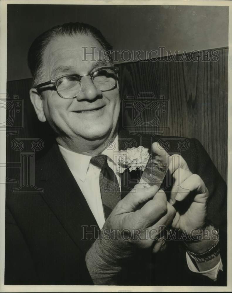 1967 Press Photo Leonard H. Manson, Sr., Awarded Gold Card-Roosevelt Lodge #415- Historic Images