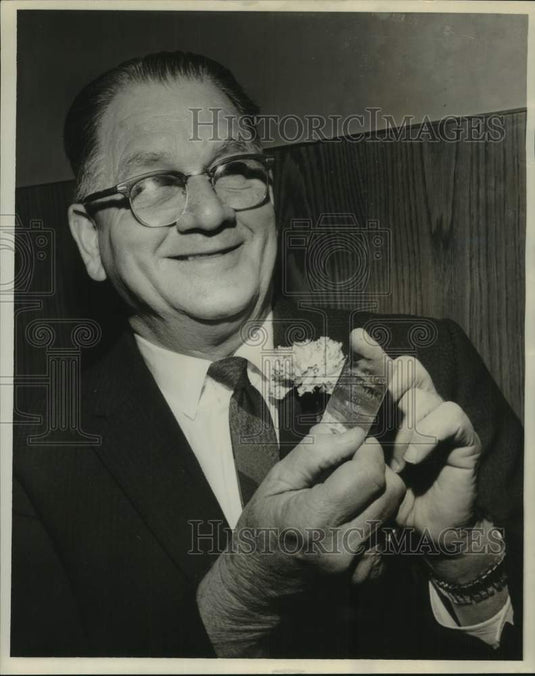 1967 Press Photo Leonard H. Manson, Sr., Awarded Gold Card-Roosevelt Lodge