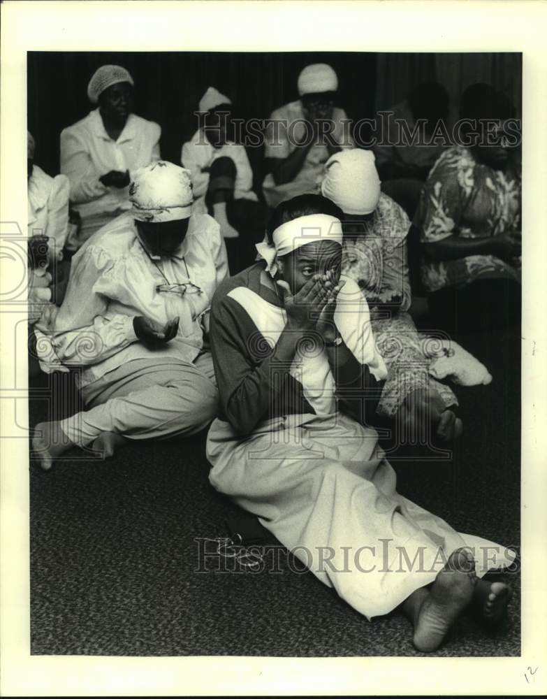 Load image into Gallery viewer, 1984 Press Photo Donna Yamini engages in prayer at Muslim Worship Service
