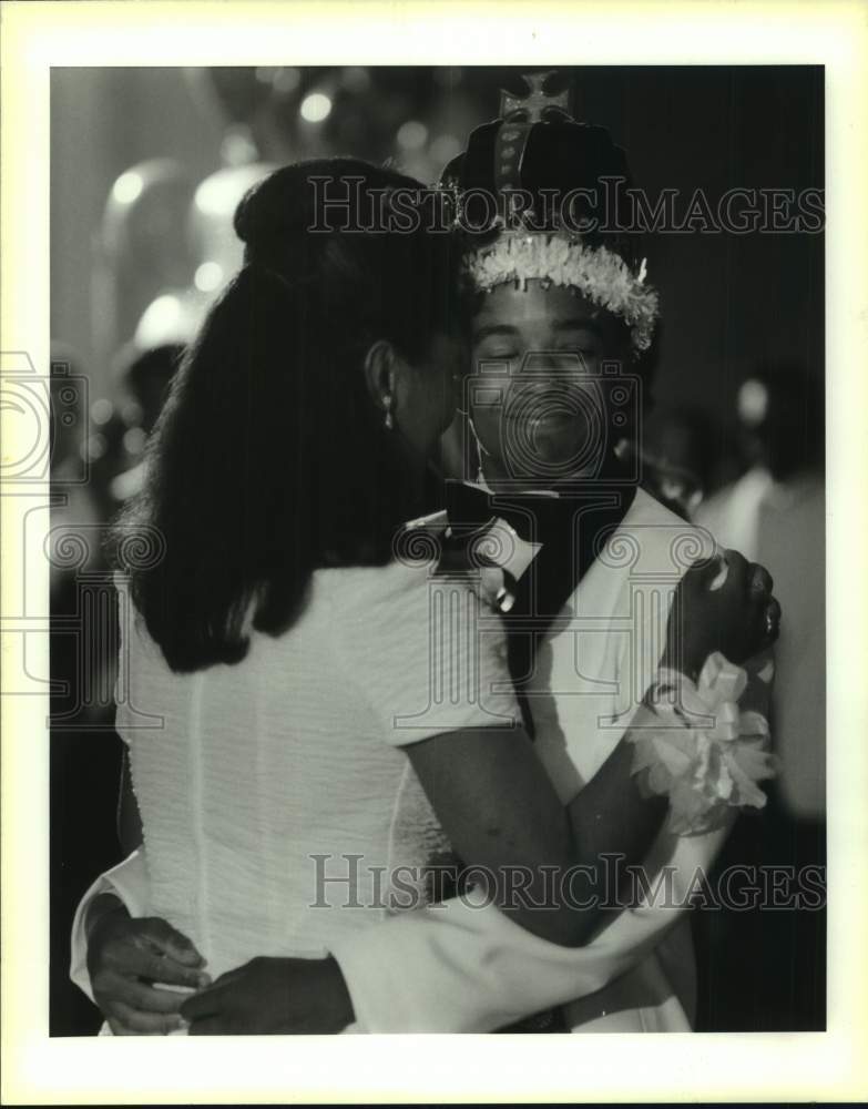 1993 Press Photo King Greg Lacey dances with Jennifer Davillier at McMain prom- Historic Images