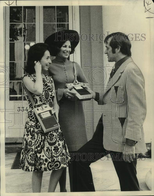 1973 Press Photo Dan Mikulak intrigued by Toursette demonstrated - nob88349