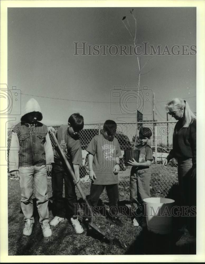 1995 Press Photo 4-H students at Meraux Elementary in Chalmette planting a tree- Historic Images