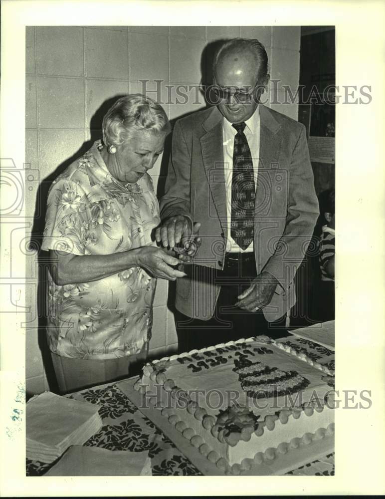 1985 Press Photo Alumni cut the 60th birthday cake of Meraux School in Chalmette- Historic Images