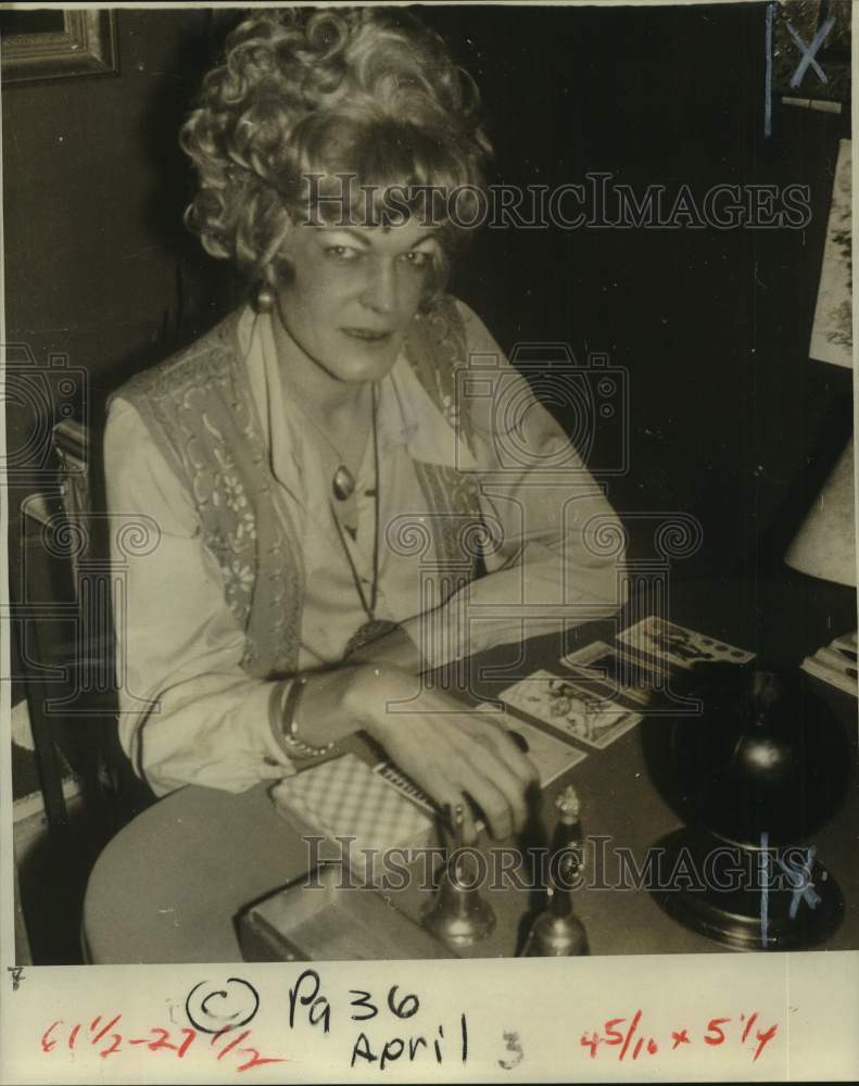 1977 Press Photo Morgana, French Quarter spiritual consultant lines up cards- Historic Images