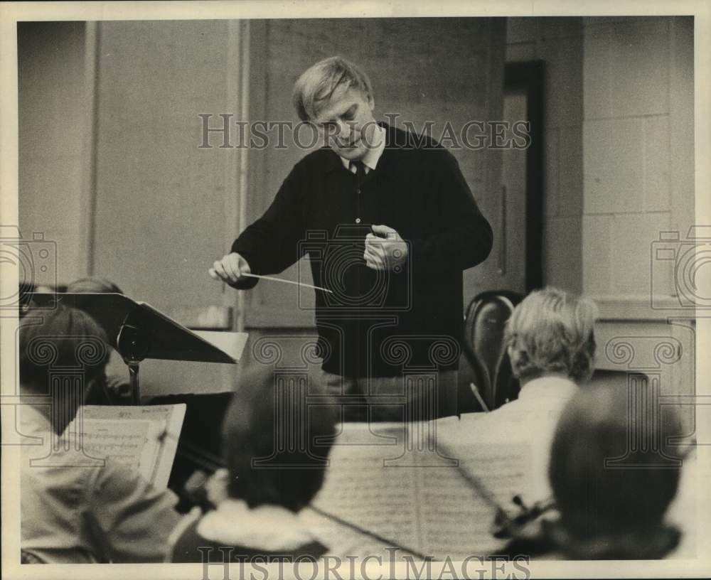 1970 Press Photo Yehudi Menuhin rehearses at New Orleans Philharmonic-Symphony- Historic Images