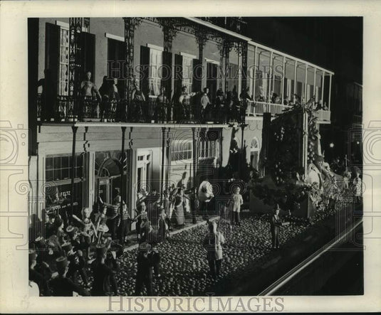 1964 Press Photo "Come to Mardi Gras" set in museum by Lon Dean ad Ray Roberts- Historic Images