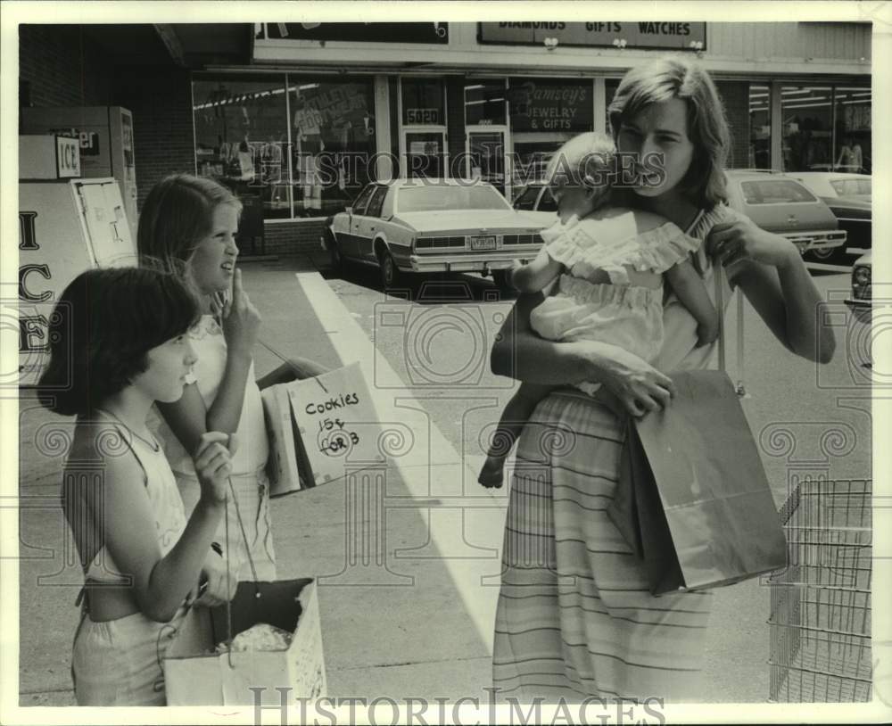 1978 Press Photo Cynthia Michel &amp; Jeanne Barbier Sell Cookies for Dystrophy- Historic Images