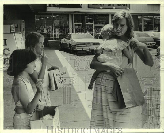 1978 Press Photo Cynthia Michel & Jeanne Barbier Sell Cookies for Dystrophy- Historic Images