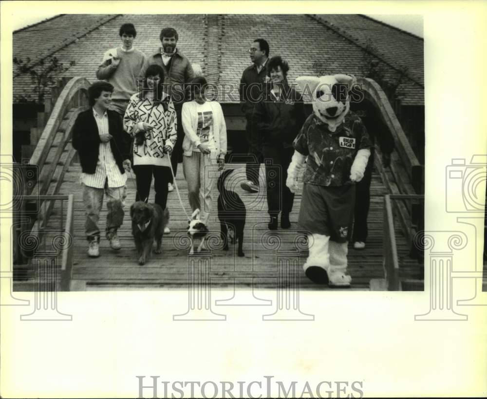 1988 Press Photo Spuds MacKenzie leads dogs &amp; their owners at Lafreniere Park- Historic Images