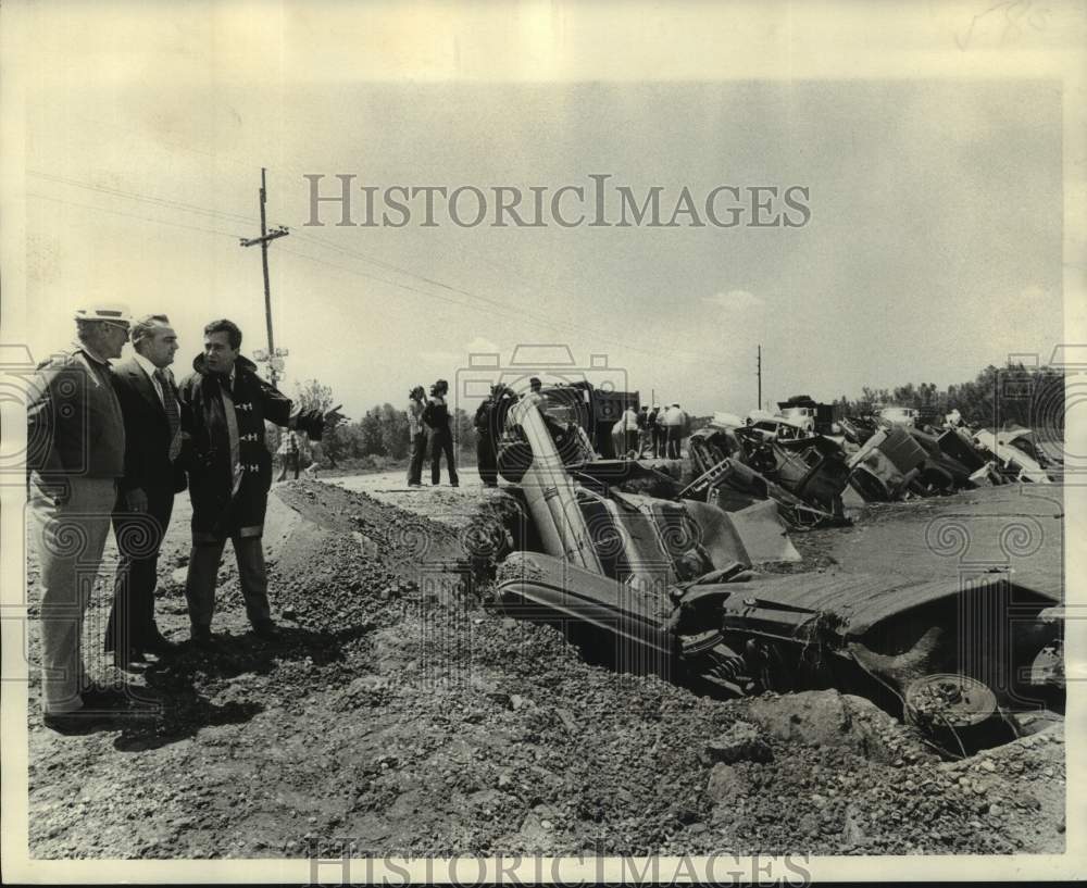 1973 Press Photo Watching shoring operation after erosion near Nairn- Historic Images