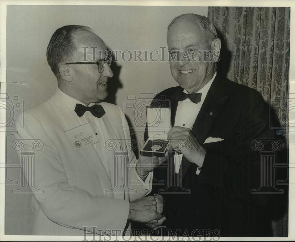 1966 Press Photo John H. Nair receives Gold Medal award from C. Harold Fisher