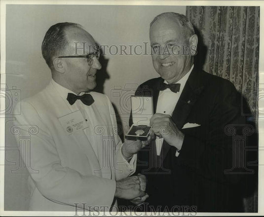 1966 Press Photo John H. Nair receives Gold Medal award from C. Harold Fisher
