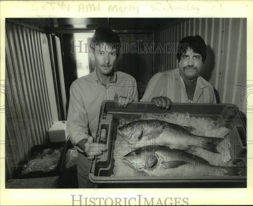 1989 Press Photo Fish importers John Nagle and Kurt Becnel holds box of snapper- Historic Images