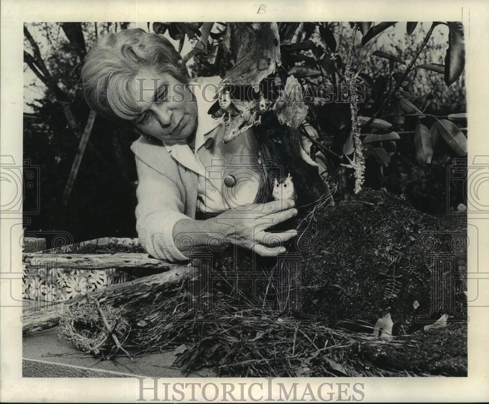 1969 Press Photo New Orleans-Mrs. Malcom G. Mundy making an owl exhibit