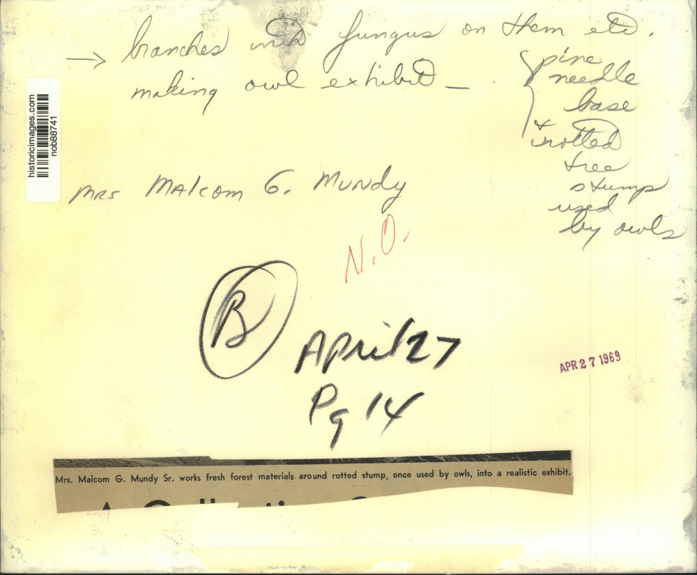 1969 Press Photo New Orleans-Mrs. Malcom G. Mundy making an owl exhibit