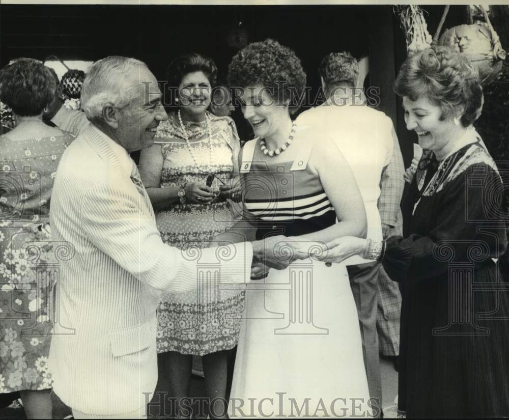1977 Press Photo James A. Moreau, campaigning for Congress with wife Muriel