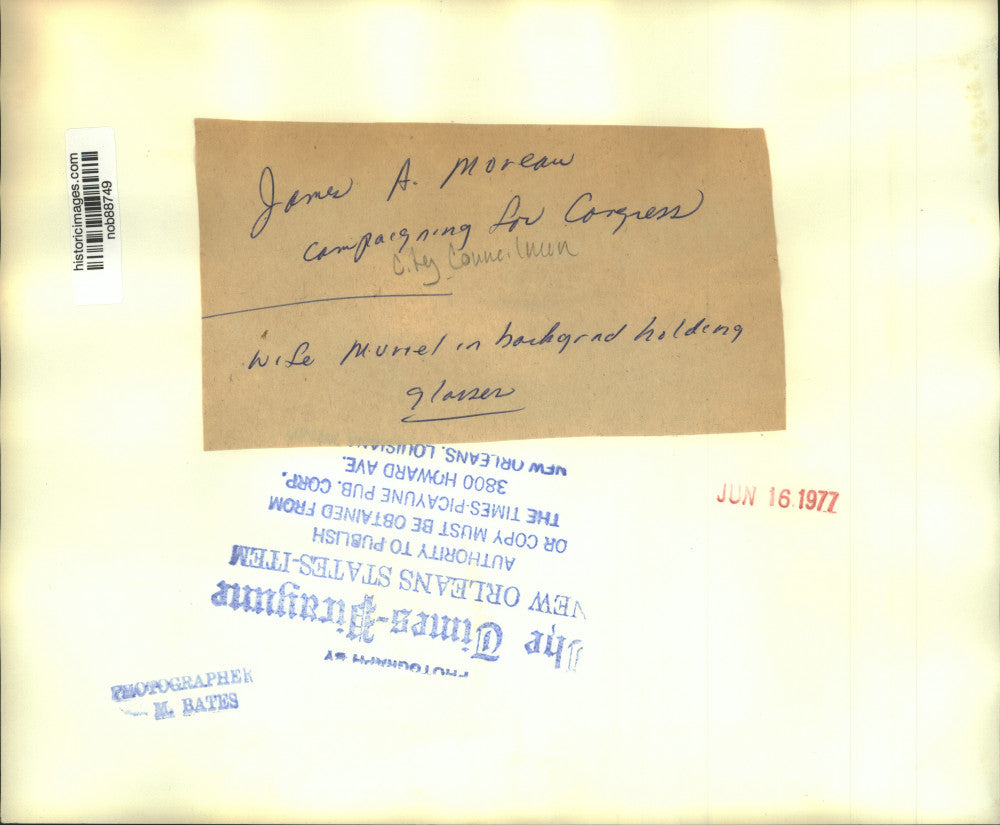 1977 Press Photo James A. Moreau, campaigning for Congress with wife Muriel