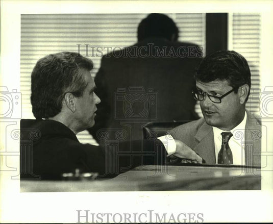 1987 Press Photo Council Chairman Robert Evans talks to Ed Muniz. - Historic Images
