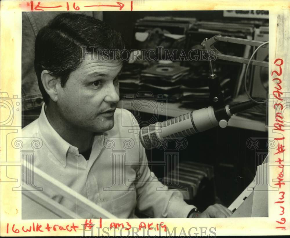 1983 Press Photo Ed Muniz talks politics at WNNR radio studio in Kenner- Historic Images