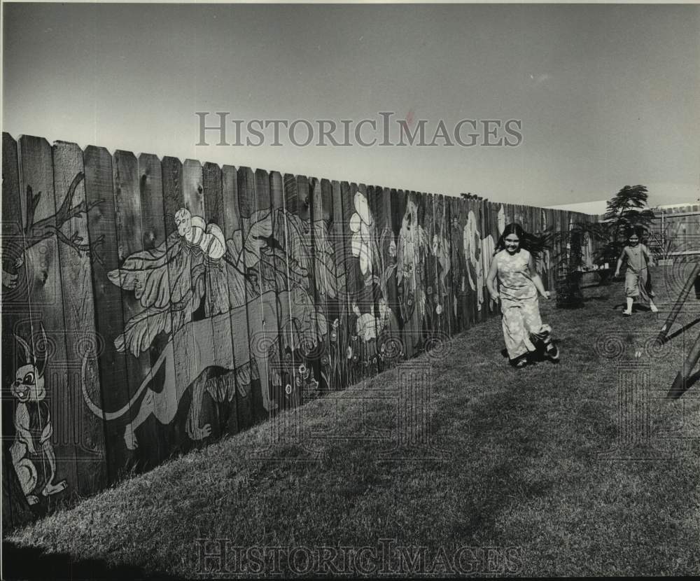 1970 Press Photo The Morgan children show their decorative fence in New Orleans- Historic Images