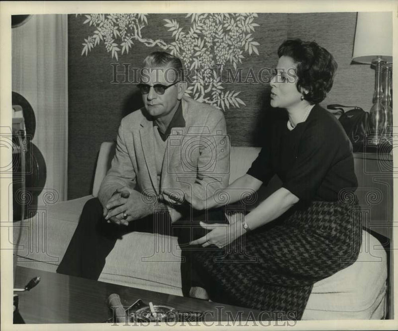 Load image into Gallery viewer, 1961 Press Photo SeÃƒÆ’Ã‚Â±ora Martha Lopez Menendez And Unidentified Man - nob88929
