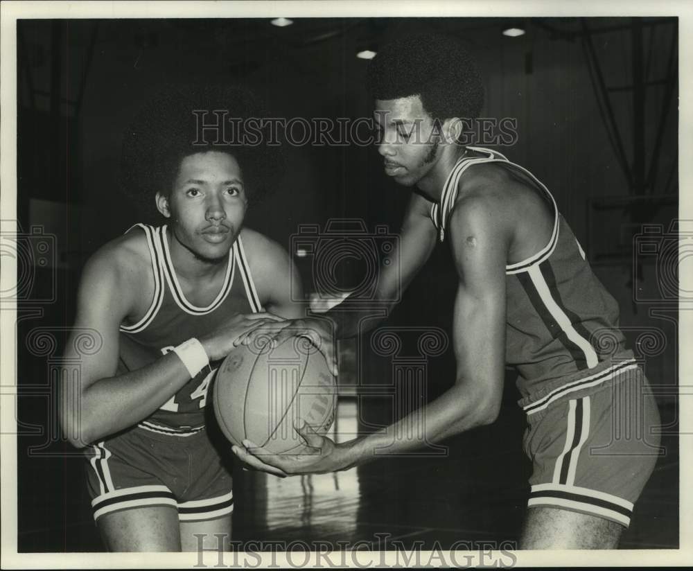 1972 Press Photo Basketball - Arnold Mast and Gary McMillion- Historic Images