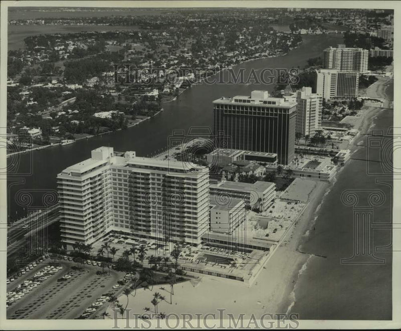 Load image into Gallery viewer, 1967 Press Photo Aerial view of hotels along the Miami Beach in Florida
