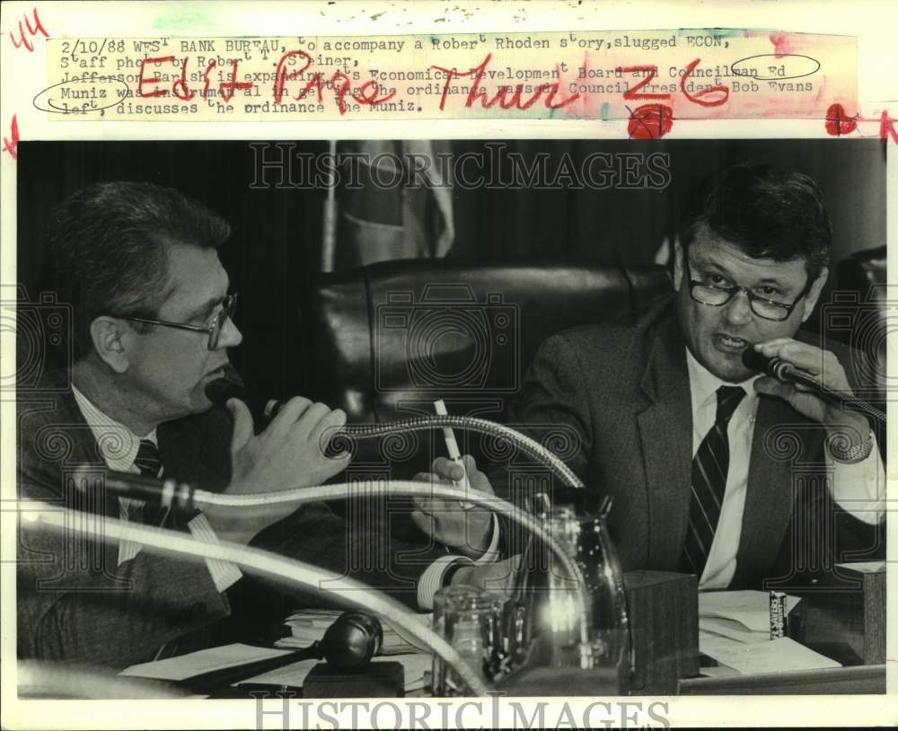 1988 Press Photo Councilman Ed Muniz and Bob Evans discuss the ordinance- Historic Images