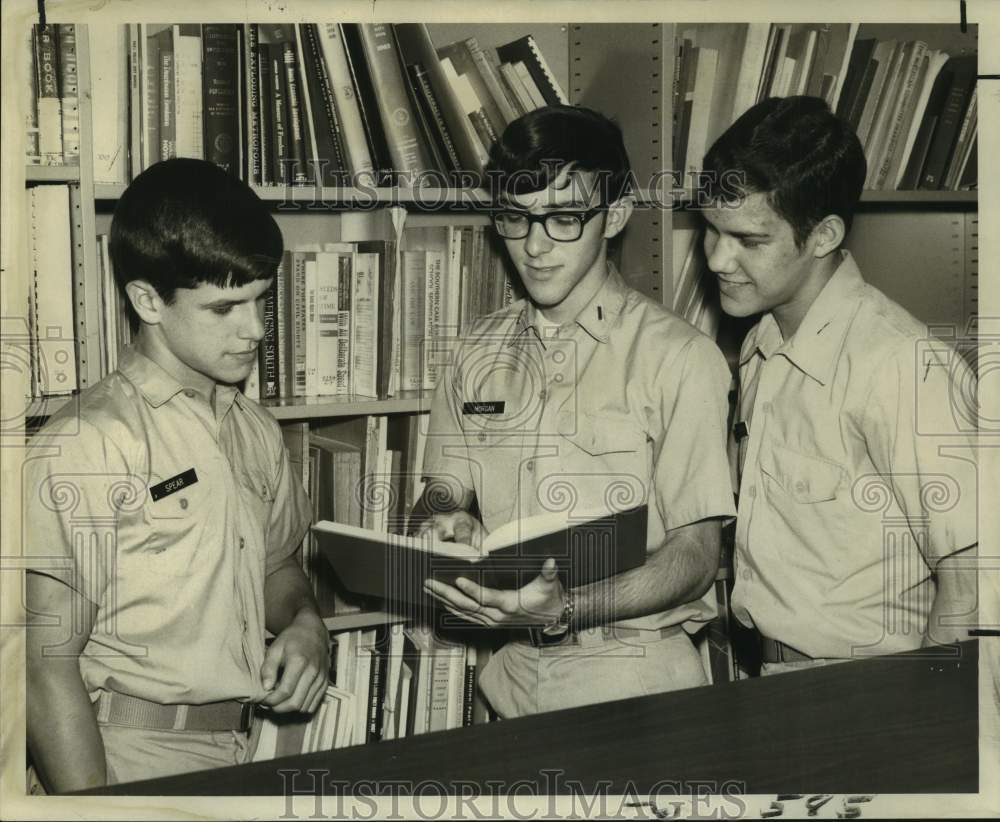 1970 Press Photo Members Of Brother Martin Key Club Volunteer At Homework Center- Historic Images