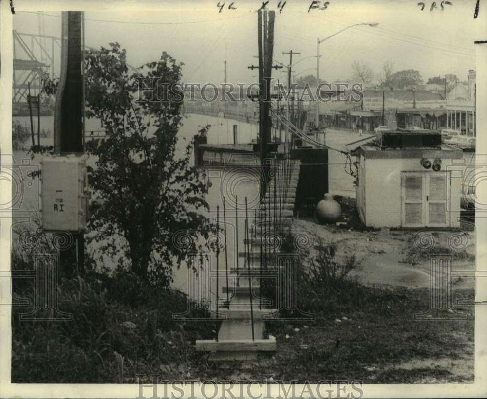 1973 Press Photo Unfinished Mud Box On Floodwall, Morgan City, Louisiana