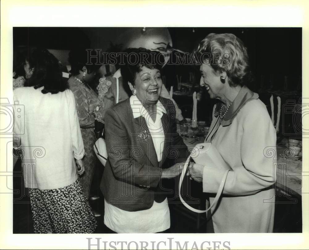 1995 Press Photo Sybil Morial &amp; Lindy Boggs, Grace House Mother/Daughter Lunch- Historic Images