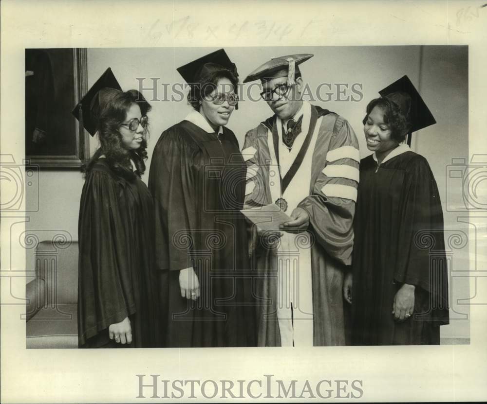 1977 Press Photo Dillard University President And Three Honor Graduates- Historic Images