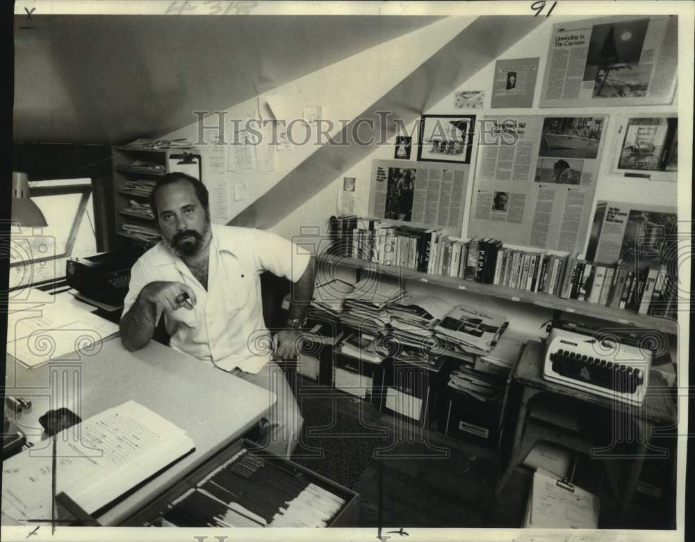 1977 Press Photo Author Jim McLendon works on &quot;Deathwork&quot; novel at his home- Historic Images