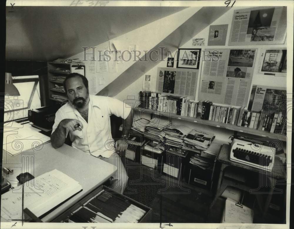 1977 Press Photo Author Jim McLendon works on "Deathwork" novel at his home- Historic Images