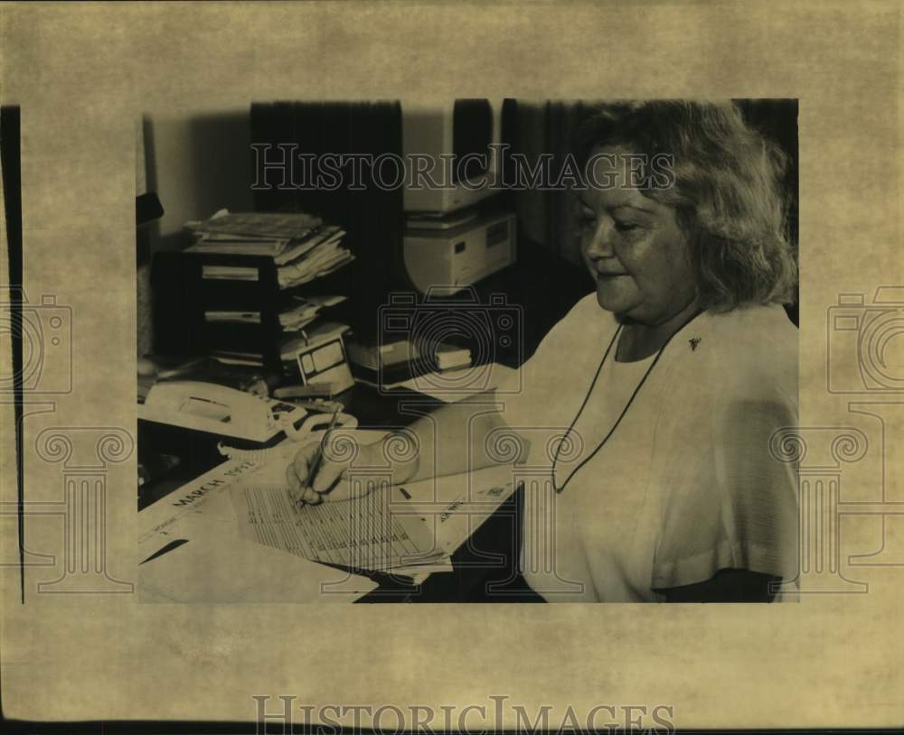 1992 Press Photo Virginia McElroy of the St. Bernard Genelogical Society- Historic Images