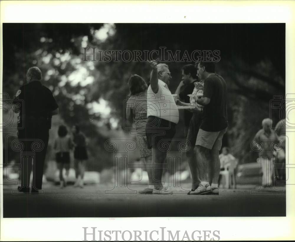 1993 Press Photo Neighbors during Night Out Against Crime at Glendale block- Historic Images