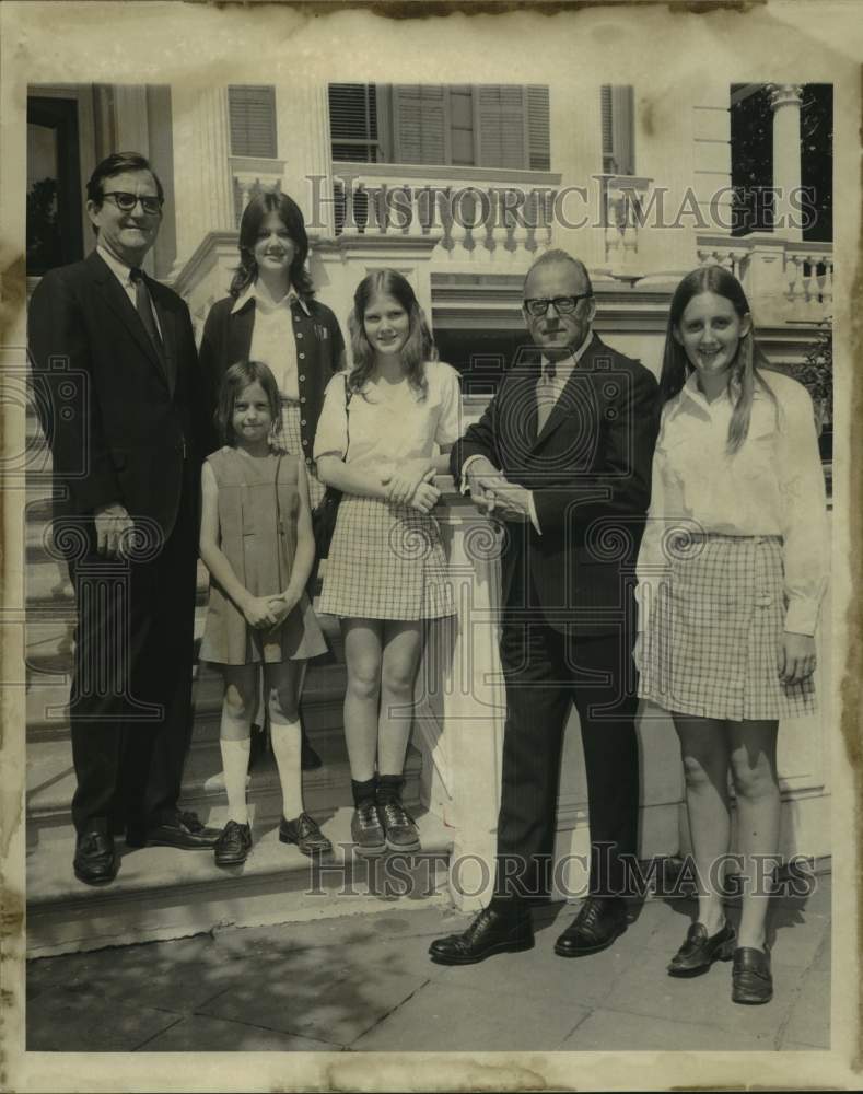 1972 Press Photo The Murphy&#39;s and The France&#39;s in front of McGehee School- Historic Images