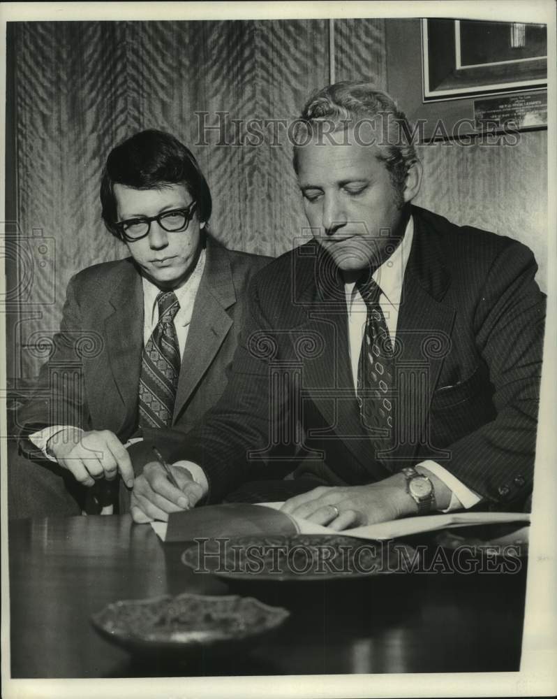 1973 Press Photo New Parish penologist David Musacchio signs contract with mayor- Historic Images