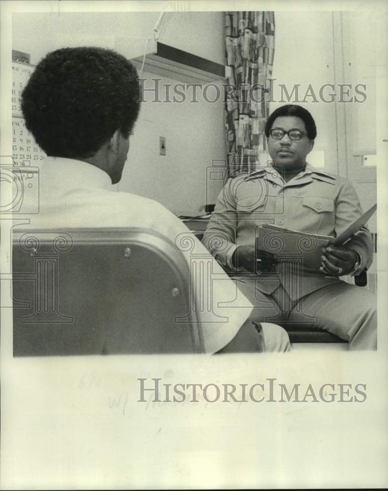 1976 Press Photo Reformed heroin addict Edward Murray talks to a client- Historic Images