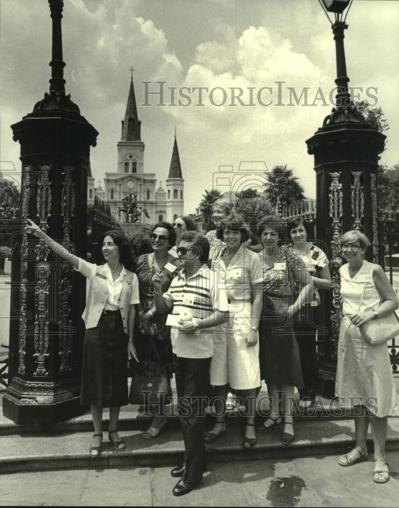 1981 Press Photo Tour guide Jean Musso with travel agents at Jackson Square- Historic Images