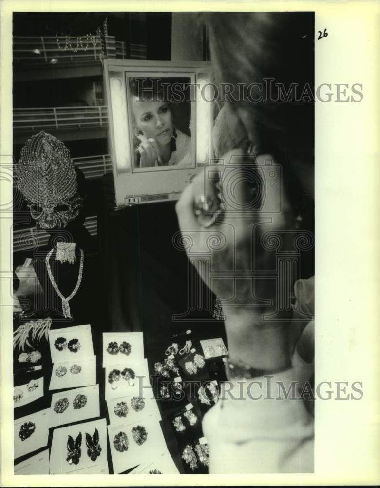 1988 Press Photo Jackie Lovelace tries out earrings at Arthur Murray Superama- Historic Images