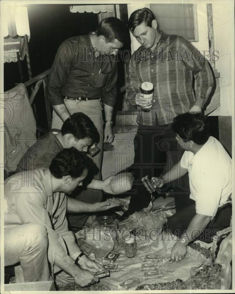 1968 Press Photo Police officers during narcotics raid at Bonnabel, Metairie- Historic Images