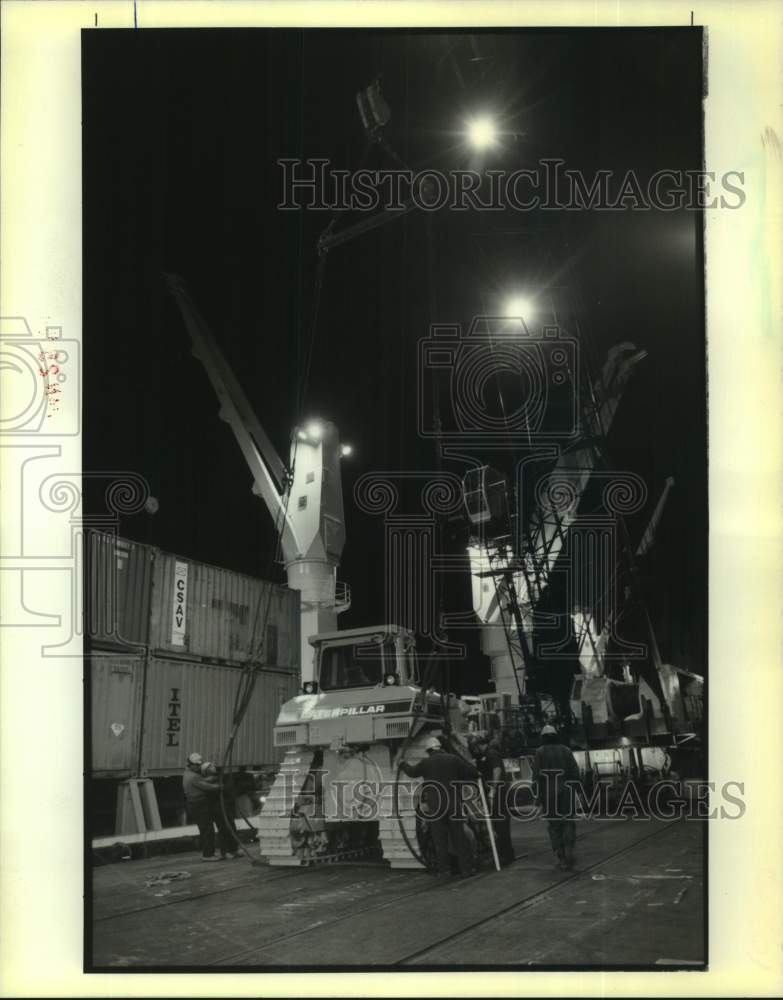 1990 Press Photo Cargo loaded onto the ship at Napoleon Street Wharf- Historic Images