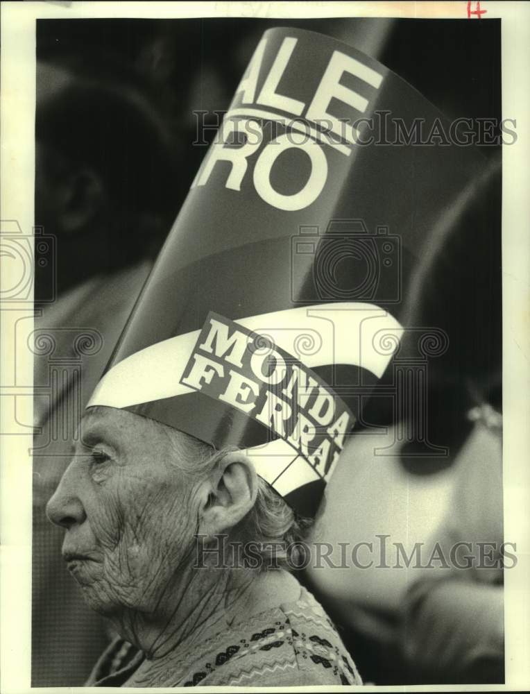 1984 Press Photo Frances Hanlin, Mondale-Ferraro supporter wears campaign poster- Historic Images