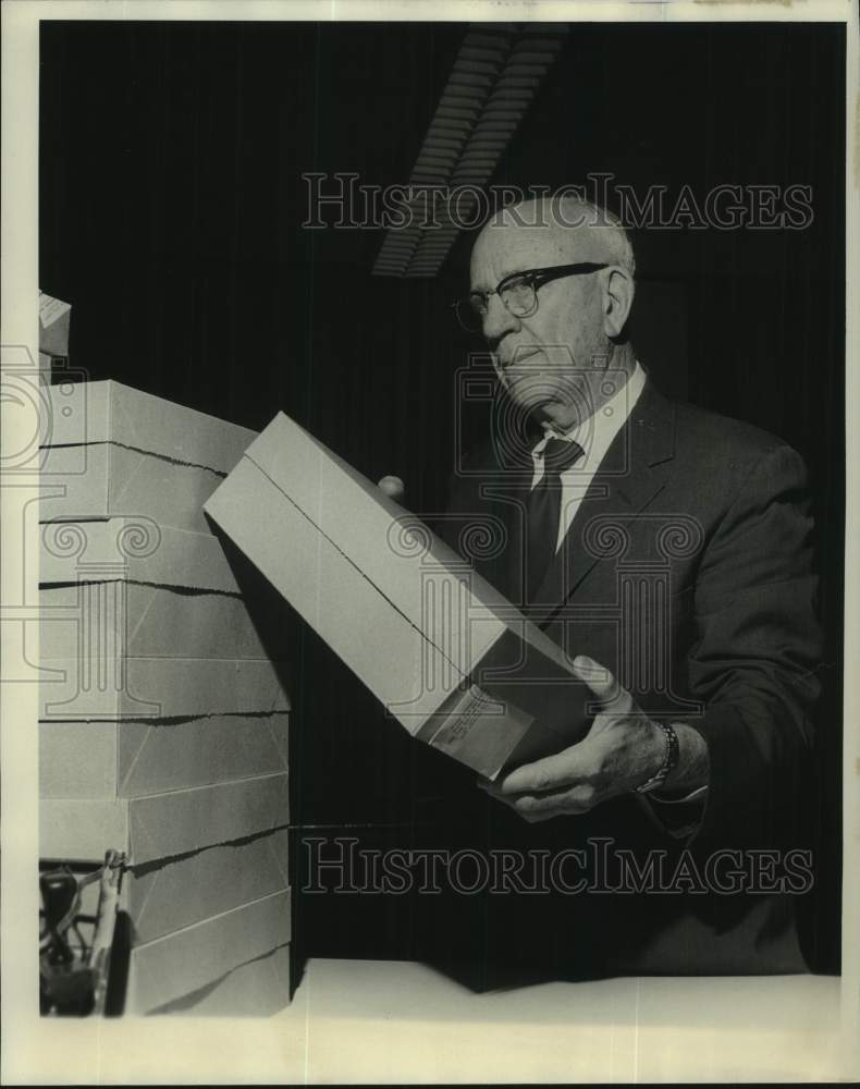 1975 Press Photo Geo Montgomery Jr., retiring State Tax collector - nob89581- Historic Images